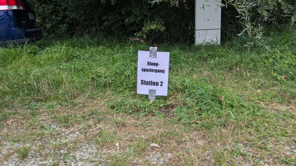 Schild der Station 2 des Klangspaziergangs