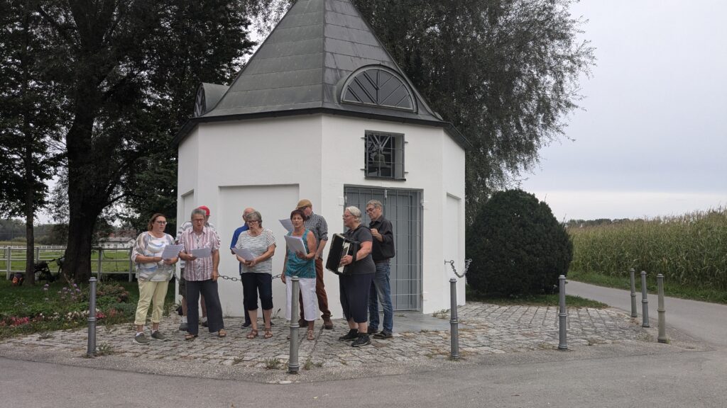 Der Erlacher Kirchenchor singt an der letzten Station