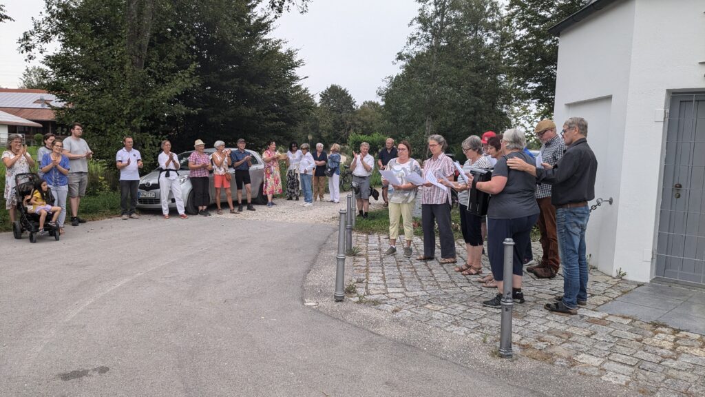 Der Erlacher Kirchenchor singt an der letzten Station