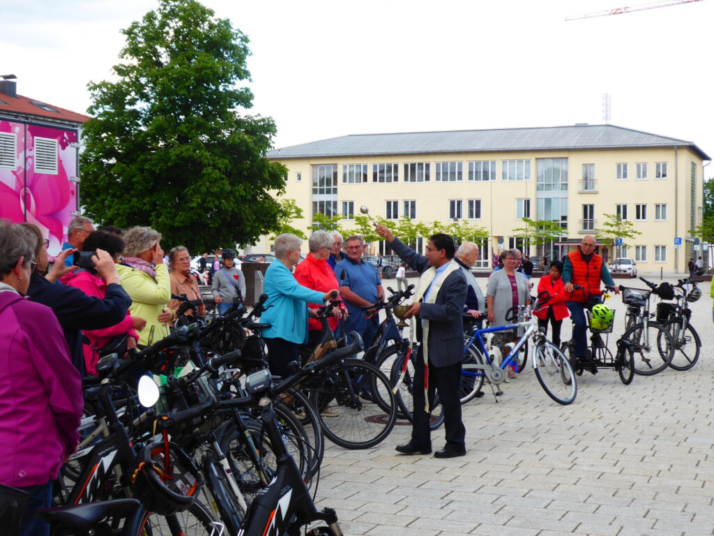 Pfarrvikar Pater Biju Varghese segnet die Fahrräder der anwesenden Teilnehmer